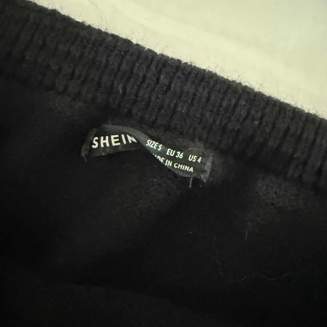 Svart offshoulder stickad tröja SHEIN - 1