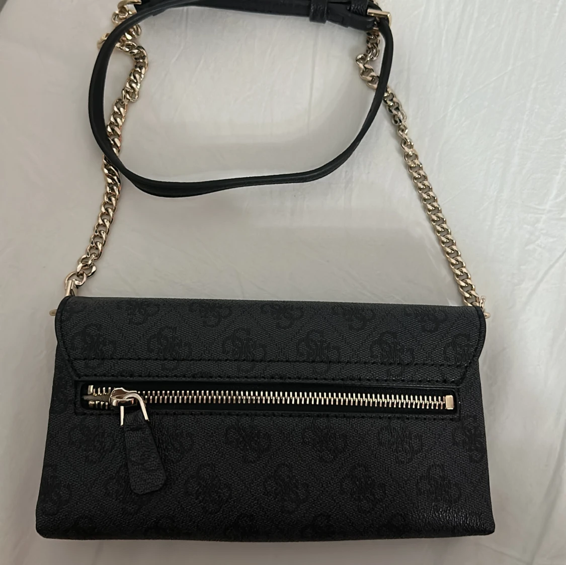 Svart axelväska från Guess med kedja - 1