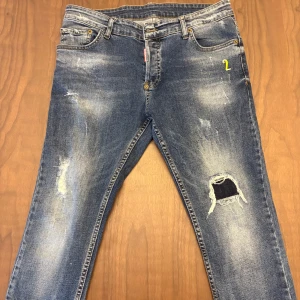 Dsquared2 jeans - Blå jeans från Dsquared2 med klassiska slitningar på benet. Sitter bra på mig som är 170, vilket motsvarar ungefär 29x30. Kommit till användning fåtal gånger. Är det någon fundering så hojta till! Pris går alltid att diskutera. 