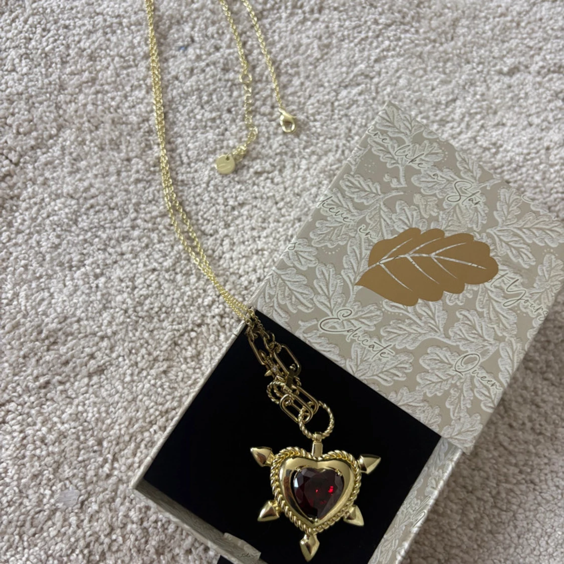 Guldigt halsband med hjärthänge - 1