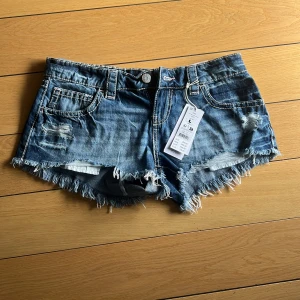 Blå jeansshorts från Gina Tricot - helt nya mörkblåa jeansshorts från Gina trocot, de står att storleken är xs men de är ett produktionsfel, shortsen är i storlek L