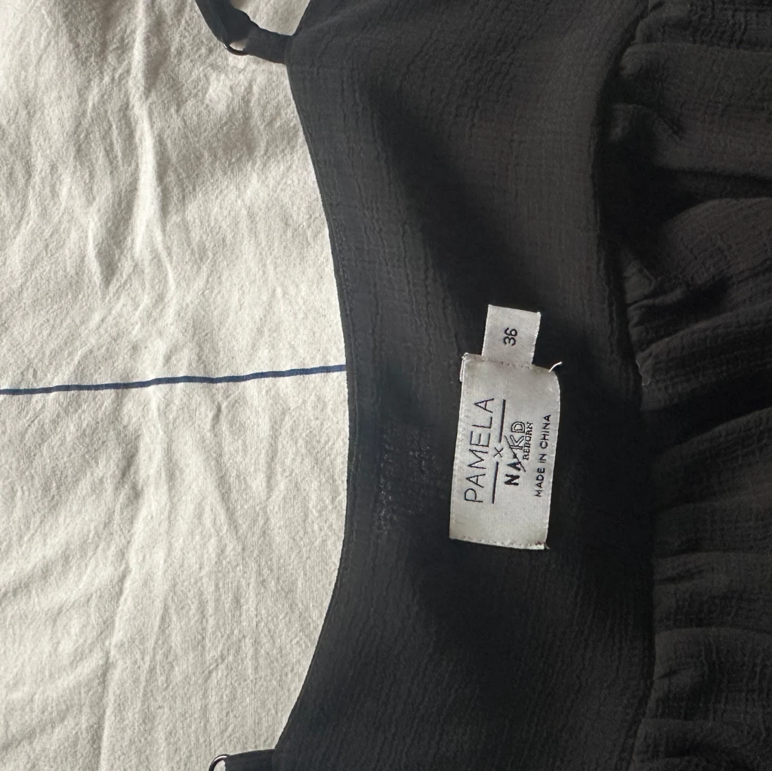 Svart linnetopp med knyt fram - 4