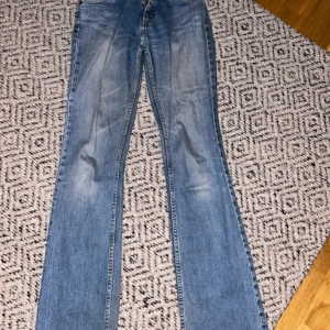 Blå bootcut jeans från Lee - Ett par super fina bootcut Lee jeans, med lite slitningar längst ned. Innerbenslängd 86 cm och midjemått rakt över 34 cm🌸😊