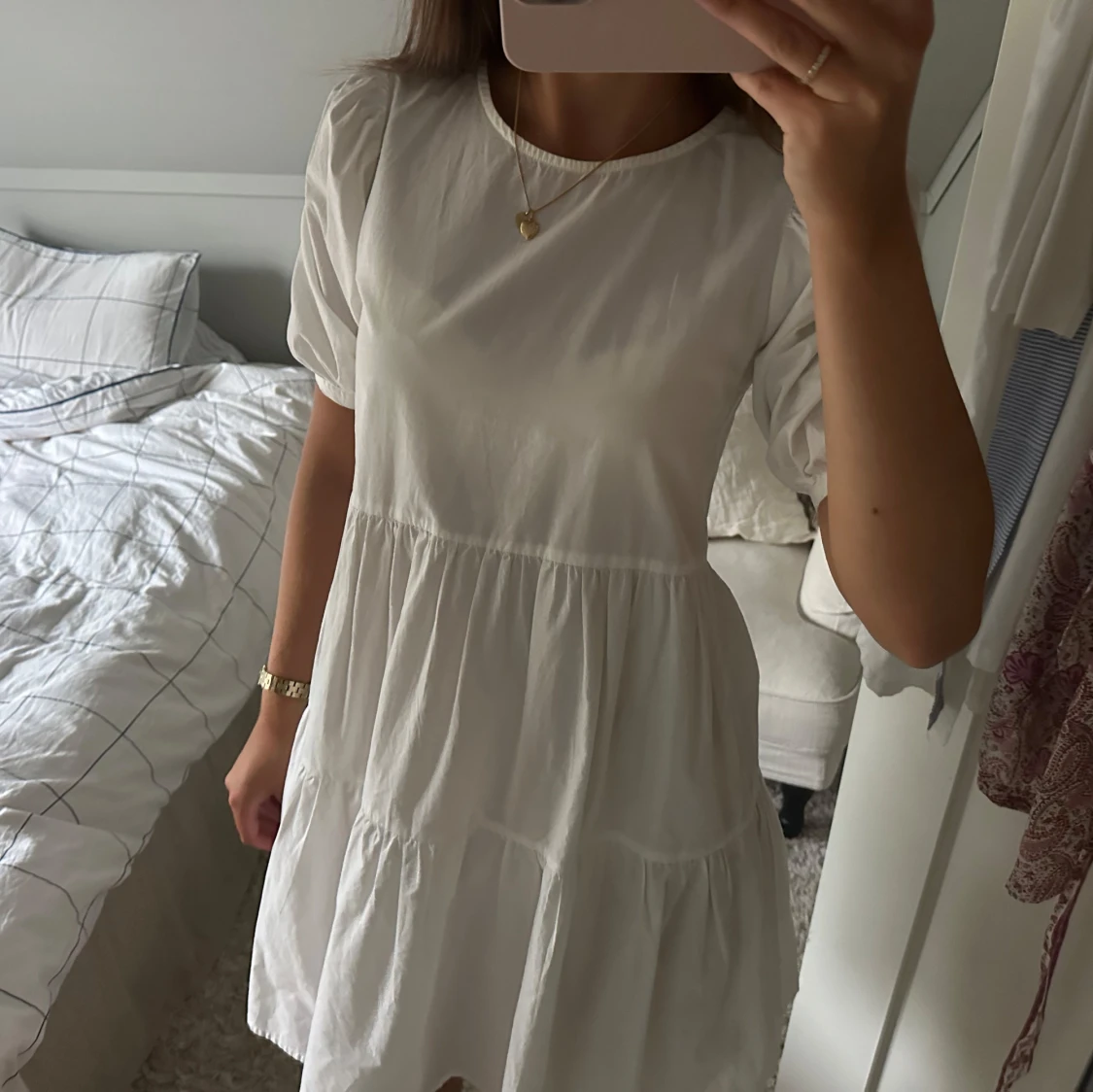 Vit kort klänning med puffärm - 2