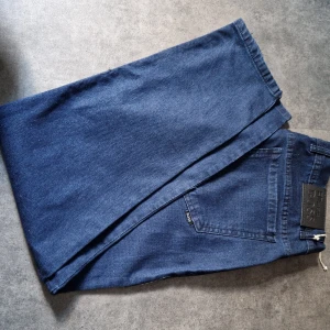 Blå jeans från Boss - Snygga blå jeans från Boss med klassisk femficksdesign och dragkedja. Jeansen har en rak passform och är tillverkade i ett slitstarkt bomullstyg. Perfekta för dig som gillar stilrena och tidlösa jeans med diskret logga på bakfickan.
