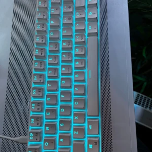 RK ROYAL KLUDGE RK61 Trådlöst 60% - Vitt snyggt tangentbord använt 1 gång.  Orginal pris på amazon är 700kr!  (Blåa knappar)  