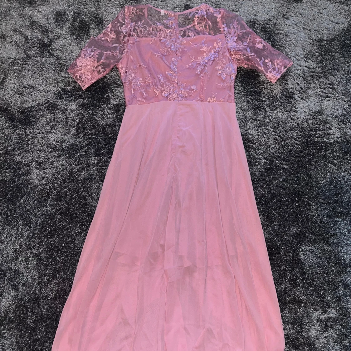 Ljusrosa långklänning med spetsdetaljer - 1