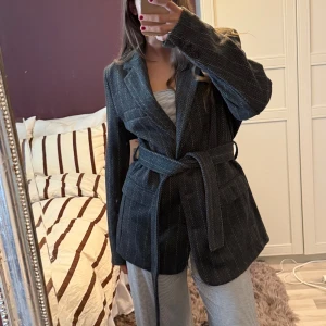Kavajliknande jacka - Snygg kavaj i tjockt material som funkar även som jacka. ”Belted warm blazer” från Nelly. Aldrig använd.