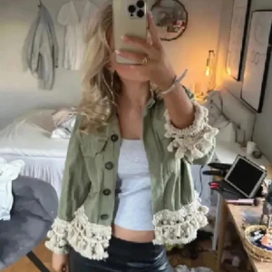 Zara jacka - Super fin jacka från Zara, passar perfekt nu till hösten!! Sparsamt använd så o fint skick.💕Lite liten i storleken så är som en S💕
