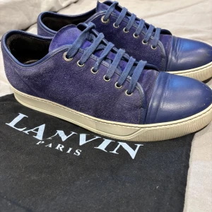 Lanvin skor - Säljer nu  dessa lanvins jag har haft denna sommaren, säljer för jag behöver pengar, lite smutsiga nu men gör rent om någon är intresserad. Har även ett par replay jeans i storlek 30/30 i färgen svart om någon är intresserad så jag jag släppa dessa + jeansen för 1999kr. Storlek UK 8 som motsvarar 42. Skriv om ni är intresserade! 
