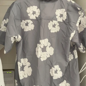 Denim tears skjorta - Riktigt snygg och bekväm denim tears skjorta som jag aldrig använt.  Köpt för 2450kr. Säljer nu pga att jag nog inte kommer använda😊skicket är som nytt