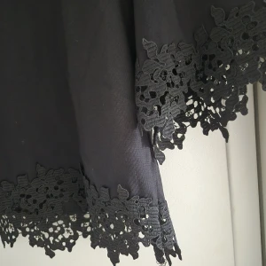 Svart topp med spets från Zara - Svart topp från Zara med breda, halvlånga ärmar och snygg spetsdetalj längs både ärmslut och nederkant. T-shirttyp i bomull som känns både chill och stilren. Perfekt om du vill ha något enkelt men ändå med en twist.🤍🤍