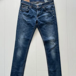 Dondup jeans - Tja! Säljer nu dessa extremt feta dondup jeansen! Dondup jeansen är i fint skick! Alla slitningar är orginal från fabrik=design!  Nypris 4000+! Skriv vid bilder eller frågor! Vid snabbaffär=bättre pris