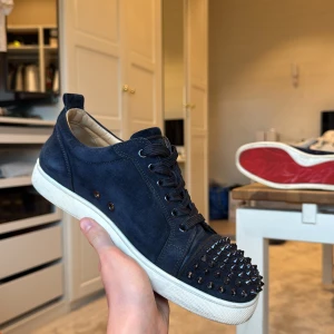 Christian Louboutins m Spikar - Säljer ett par ÄKTA ovanliga mörkblåa skor från Christian Louboutin använda sparsamt och är i nyskick 9/10, Vid bra pris är de till salu men förövrigt intressekoll. Perfekta för dig som vill sticka ut med en lyxig stil, Vid övriga frågor eller bilder skicka DM!