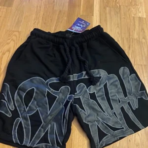 Svarta shorts med graffiti från S.A.H.C - Storlek M syna world set 