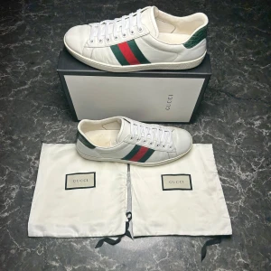 Gucci ace - Säljer ett par otroligt snygga skor från det exklusiva italienska märket Gucci! Skorna är i otroligt bra skick, skulle säga ungefär 9,2/10. Nypris ligger på över 9000kronor men vi säljer våra för endast 2299 och kan gå ner i pris ännu mer vid snabb affär! Skriv gärna ifall det är några funderingar, allt bästa SkoKapet