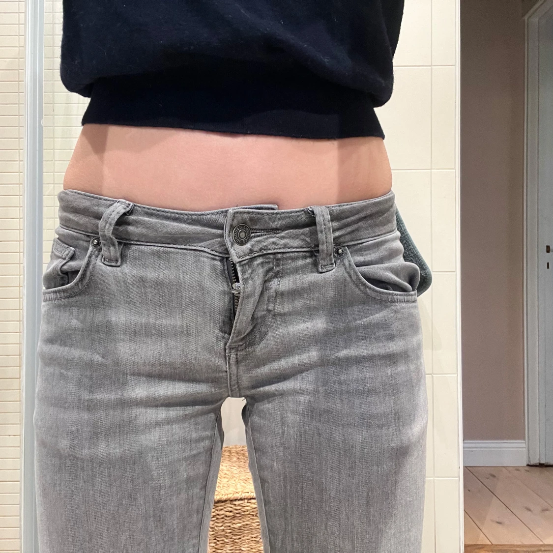 Gråa subdued jeans  - 2