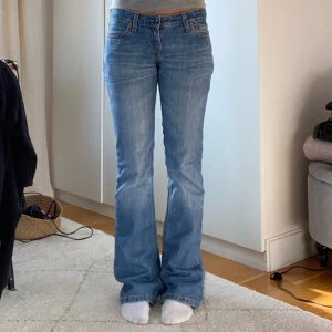 Levi's 517 bootcut jeans ljusblå - Lågmidjde bootcut jeans från Levi's i storlek 28x34. De har ett litet hål i högra knävecket men inget som syns💕midjemått: 39 cm. Innerbenslängd: 83 cm❤️skriv om ni har frågor!!