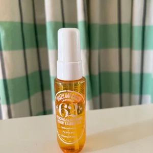 Sol de Janeiro Cheirosa 62 Parfymmist - Parfymmist från Sol de Janeiro i doften Cheirosa 62 med pistage och salt karamell.  Använd ett par ggr, kommer i mini set, har oxå mini kräm och smink väska från Sol de Janeiro. Säljer för gillar inte doften 💛