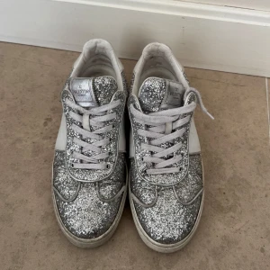 Valentino flycrews silvriga  - !!!INTRESSEKOLL!!!💓Äkta, två bitar har gått av därbak men inget man riktigt tänker på🙏🏼 dustbag osv medföljer inte därav priset 