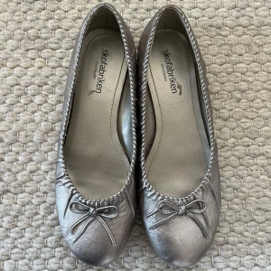 Unika ballerinaskor - Snygga ballerinaskor i metallic-silver från Skofabriken köpt second-hand. Dock är dem för stora på mig som har storlek 36 - dessa är 38🤍