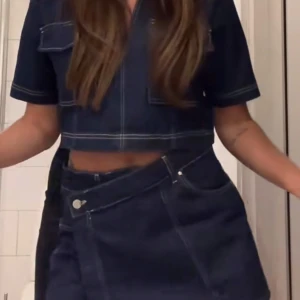 Mörkblå croppad jeanstopp och shorts från Zara - Snyggt mörkblått set i denim från Zara. Oanvänt i storlek XS