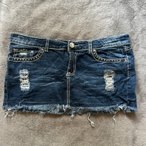 Mörkblå kort Lågmidjad jeanskjol - Säljer en supersnygg kort Lågmidjad jeanskjol. Coola detaljer! Bra skick, skulle säga passar M!❤️