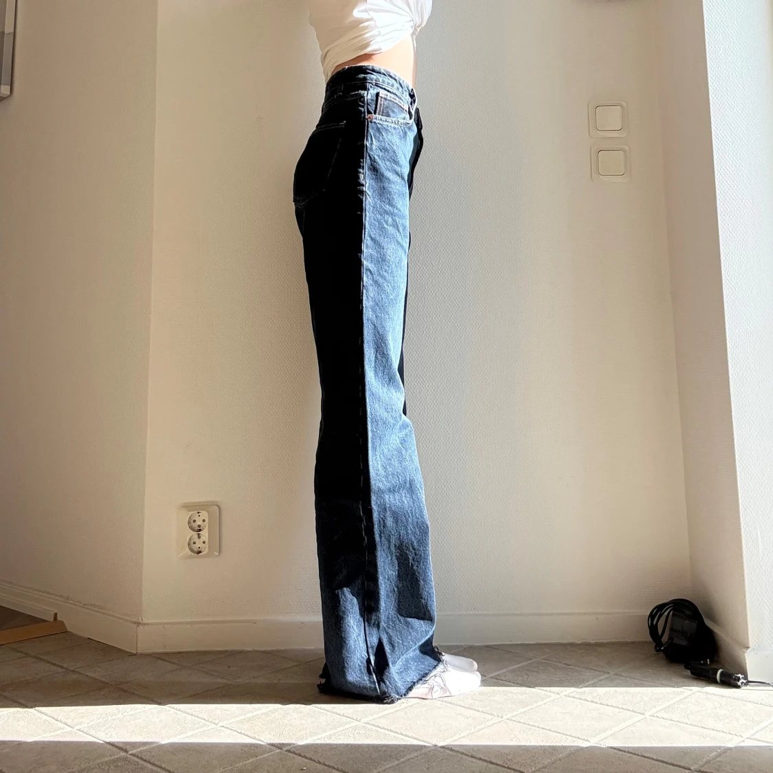 Mörkblå wide jeans med fransiga kanter - 2