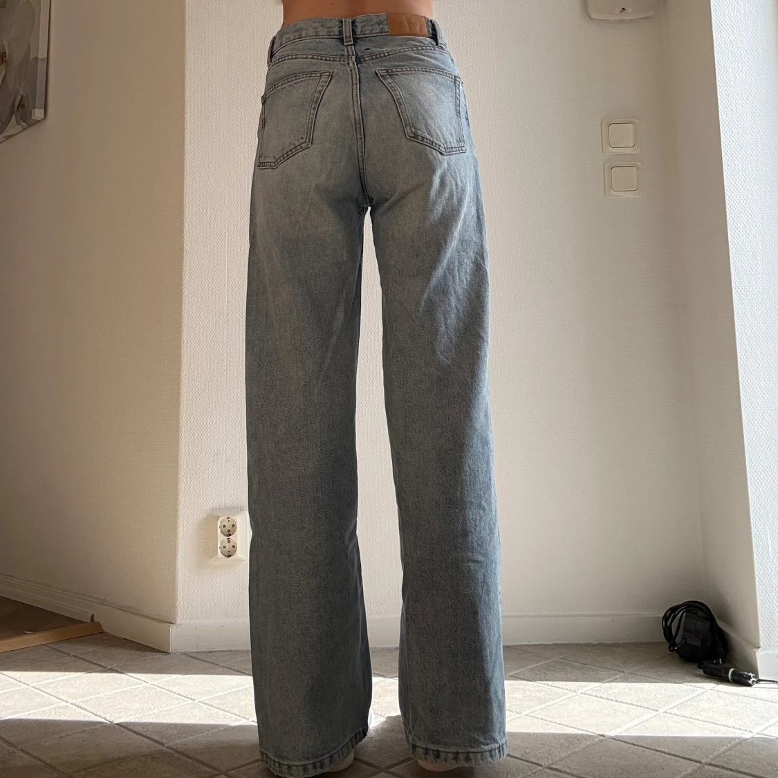 Ljusblå raka jeans från Monki - 3