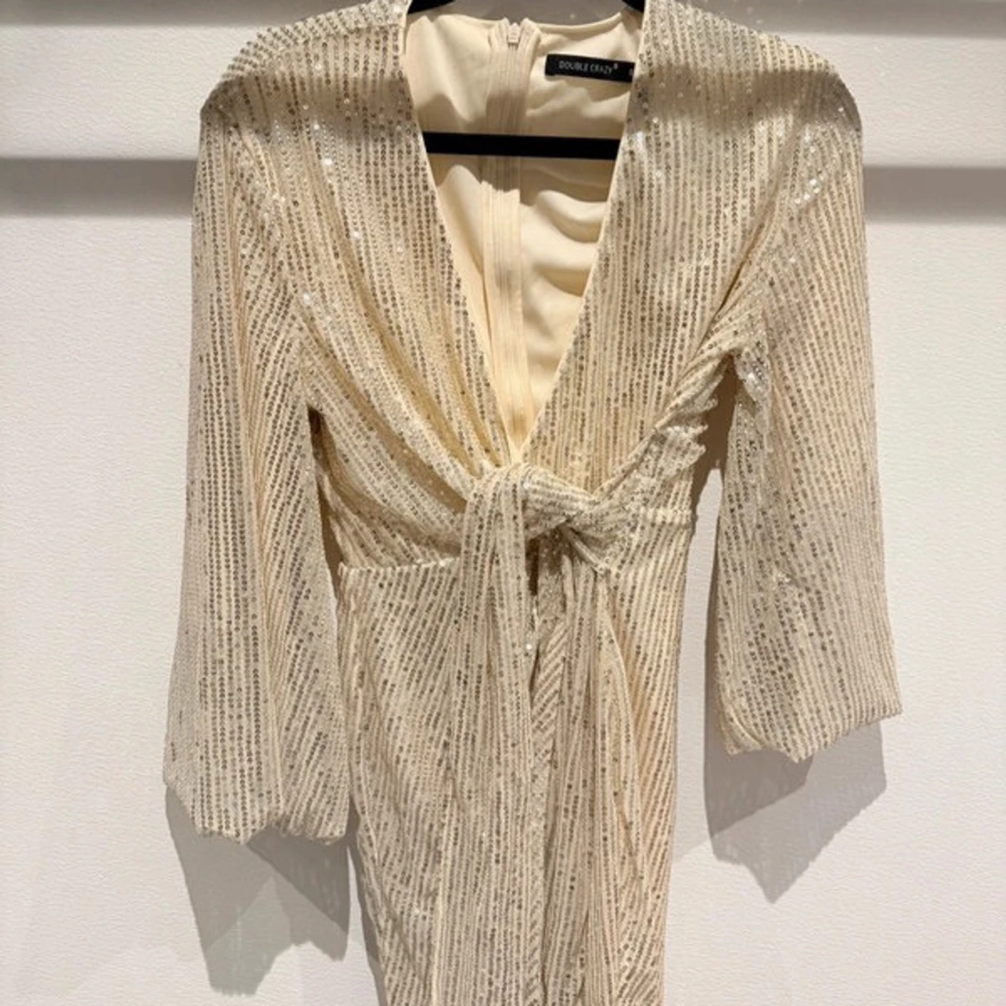 Glittrig champagnefärgad klänning