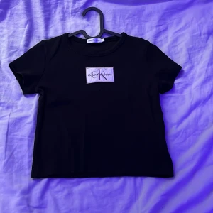 Svart t-skirt från Calvin Klein Jeans (äkta) - svart t-skirt från Calvin Klein, i bra skick har bara används 1 gång