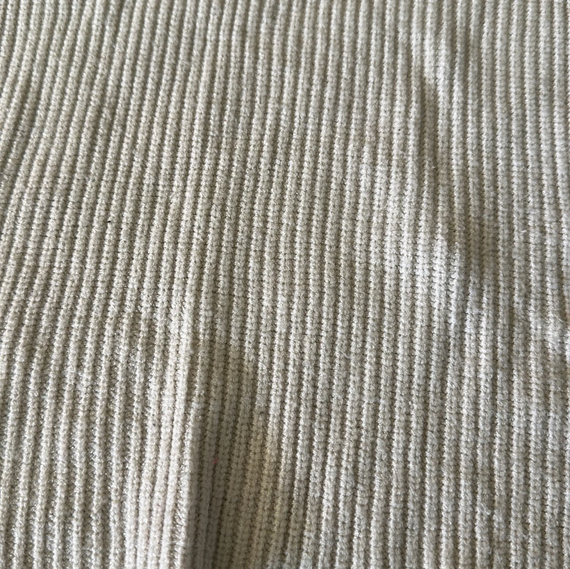 Beige ribbad stickad tröja med v-ringning - 1