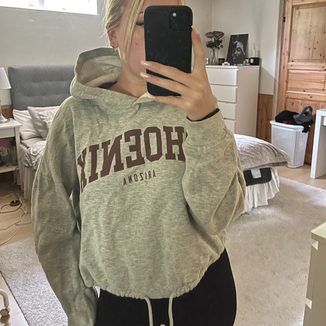 Grå hoodie