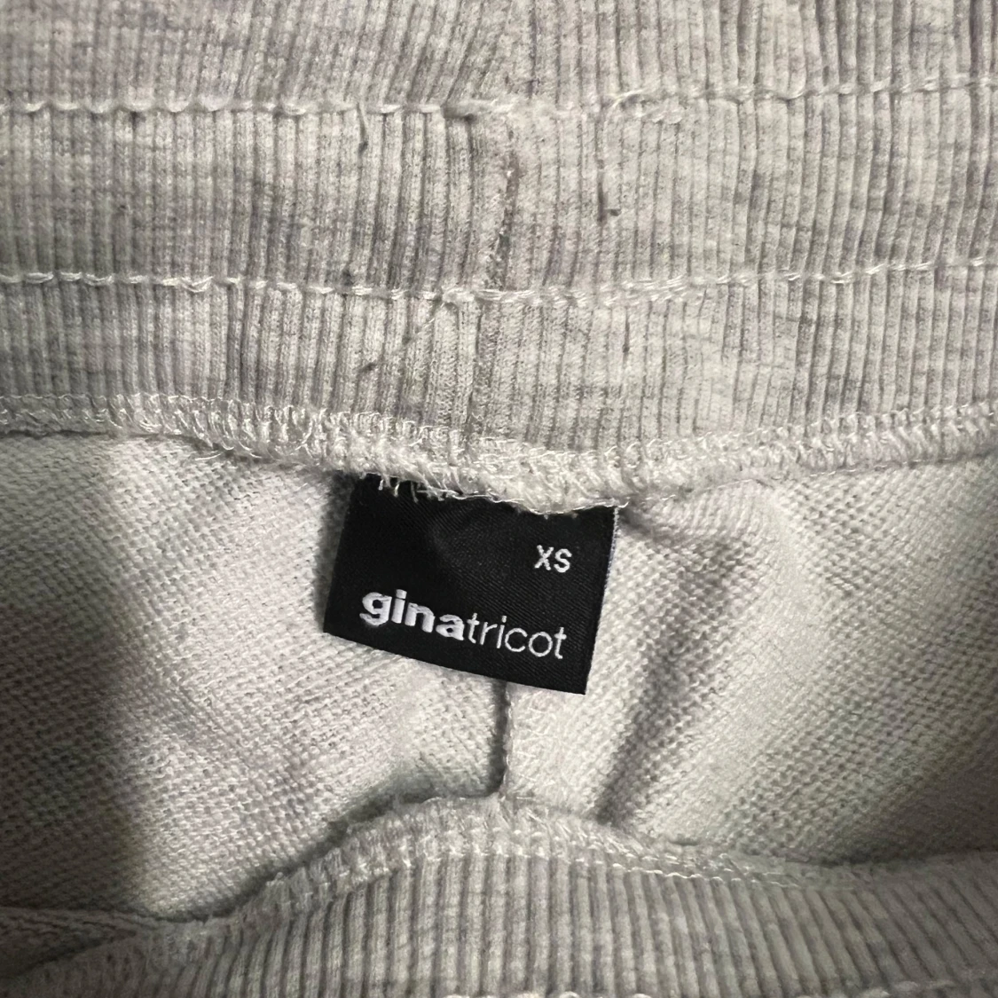 Ljusgrå mjukisbyxor från Gina Tricot - 1