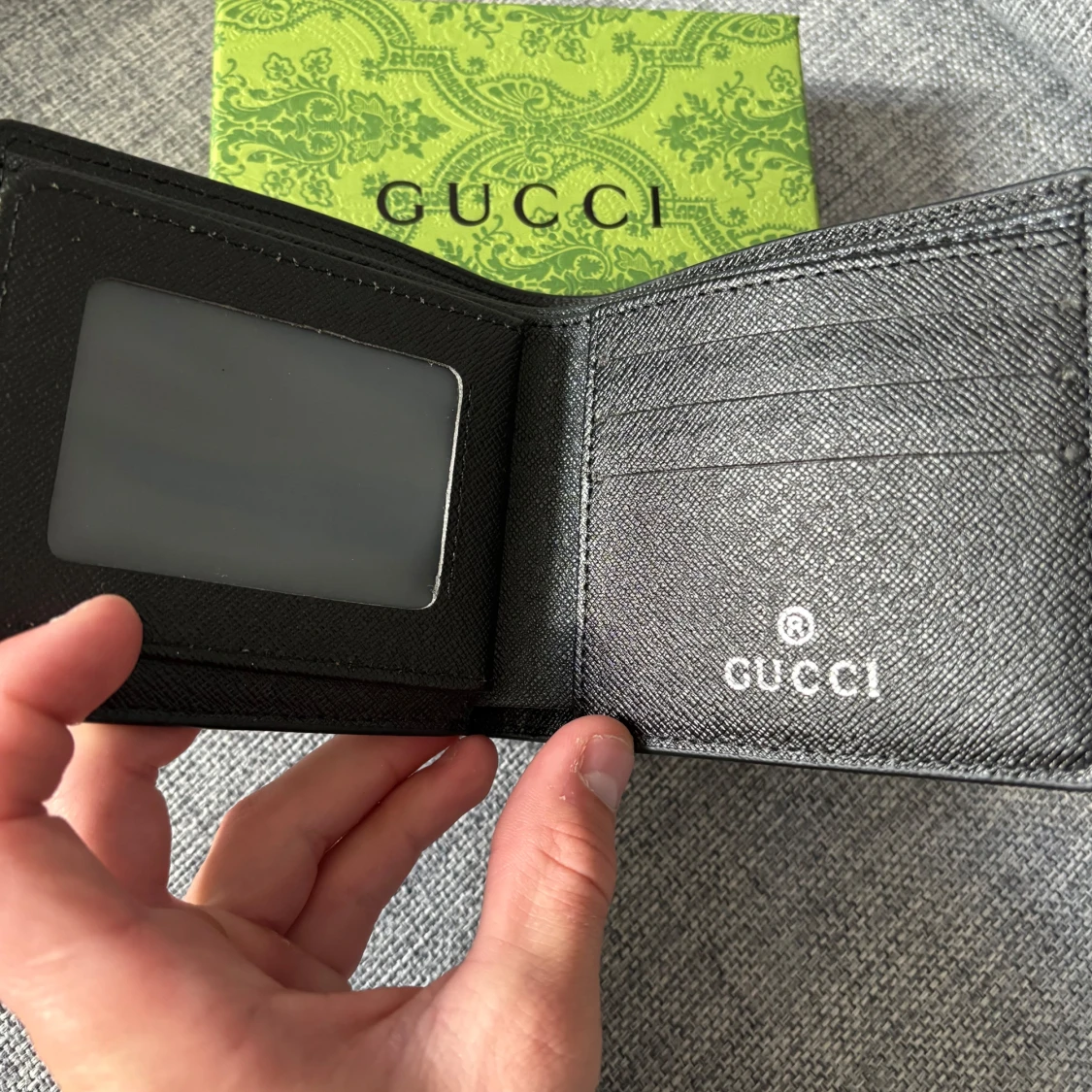 Svart plånbok med röd orm på - 2