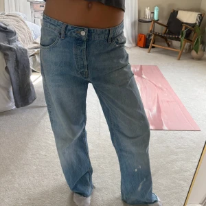 Zara wide leg mid waist - Säljer få dem blivit för stora på mig över sommaren🥲🥲 köpta i början av juni, avklippta i ändarna av benen då de var för långa 