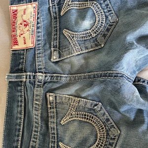 True religion jeans - Riktigt feta true religion jeans SECTION BOBBY BIG T Row 31 seat 34 strl 31 är väldigt loose på mig så antar att de borde va 34-34