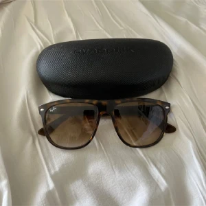 Ray-Ban boyfriend  - Säljer ett par Ray-Ban Wayfarer solglasögon, med mycket fin skick. Dem är äkta och har den super lila Rb loggan på höger bågen som är bevis på att den är äkta 