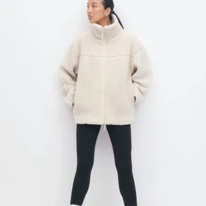 teddy jacka - Mysig oversized teddyjacka i beige från gina. Storlek xxs på den och prislappen är fortfarande på och är helt oanvänd endast testad, den passar xxs-s beroende på hur man vill att den ska sitta! hör av er om ni har nå frågor eller annat ☺️ nypris är 499kr