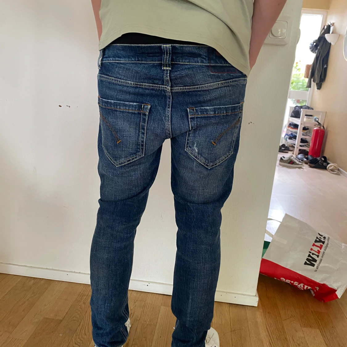 Blå skinny jeans med slitningar - 2