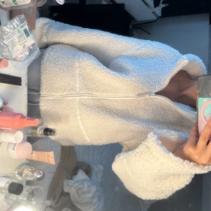 Vit teddyjacka från Gina Tricot - Supermysig vit teddyjacka från Gina Tricot!!! Helt ny! Endast provad💕💕