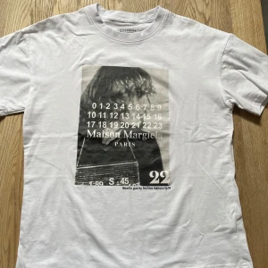 Maison Margiela t-shirt  - Vit t-Shirt från Maison Margiela. I helt nytt skick aldrig använt. Den är i storlek S men är oversized så passar bättre som M om du inte vill ha så oversized. 