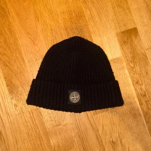 Svart Stone Island mössa - Säljer min svarta stickade Stone Island mössa