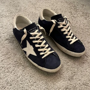 Marinblå golden goose sneaker - Tjena, säljer nu dessa riktigt feta golden goose skor i storlek 41 och i färgen marinblå. Skorna är endast använda ett fåtal gånger och man ser inga tecken på användning så skick är 9/10. Nypris ligger på 6700kr. Dem är givetvis äkta. Kan tänka att gå ner mig nån hundring i pris vid snabb affär. Tveka inte att höra av dig🤝📦