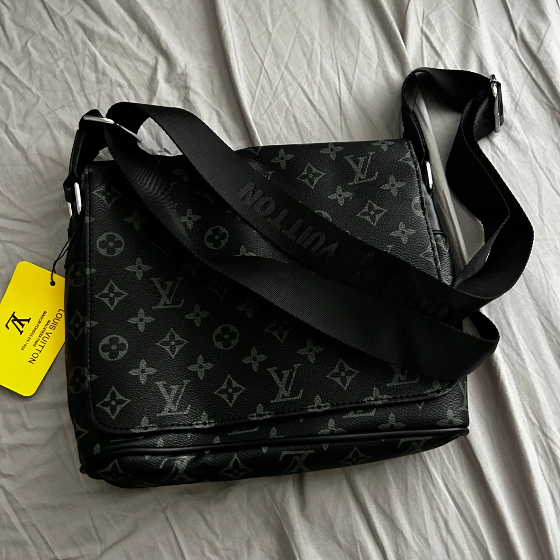 Axelväska från L V