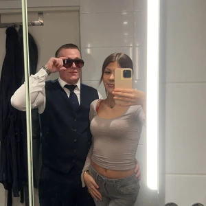 Beige tröja - Super fin beige tröja, som tyvärr inte kommer till någon användning. Det är inget fel på tröjan. Den har slits i ärmen.