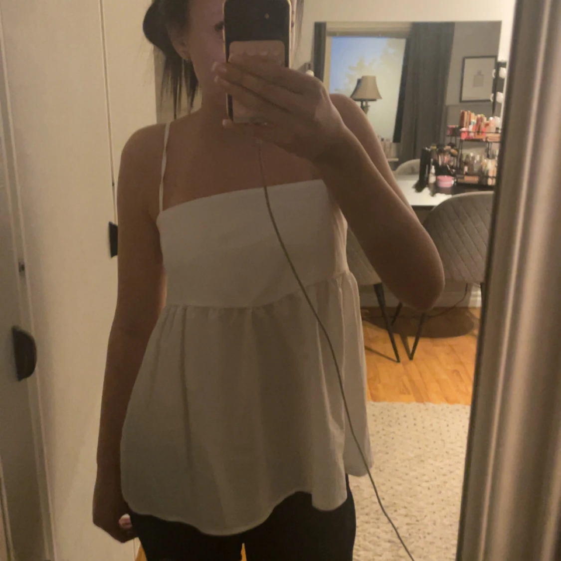 Vit ärmlös linnetopp med smala axelband - 1