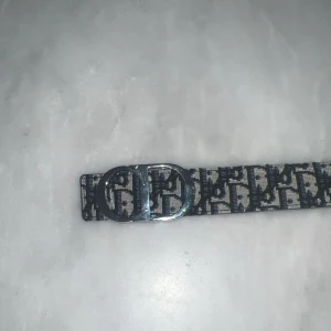 Monogram bälte - Fint bälte från cd. 