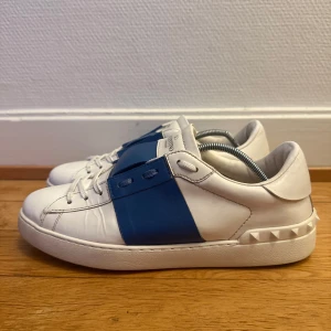 Valentino open sneakers  - Säljer nu dessa fina valentino skor | Super fint skick | Storlek 41 | Kommer även med kvitto som intygar att dom är äkta | Hör gärna av er vid frågor eller funderingar 
