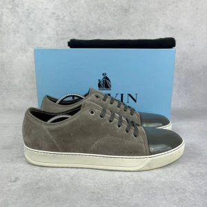Lanvin DBB1 cap toe sneaker - – Condition: 9/10  - Size: 45/UK11  – What is included: Dustbag  – Retail price: 5000 + SEK  Please note that Lanvins fit big and our recommendation is to go one size down